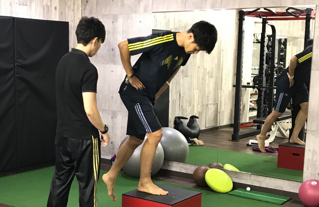 トレーナーによる片脚バランス動作分析の様子