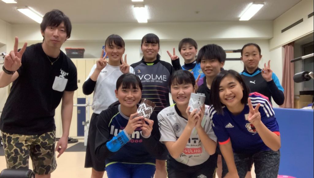 女子ジュニアサッカーチームの集合写真