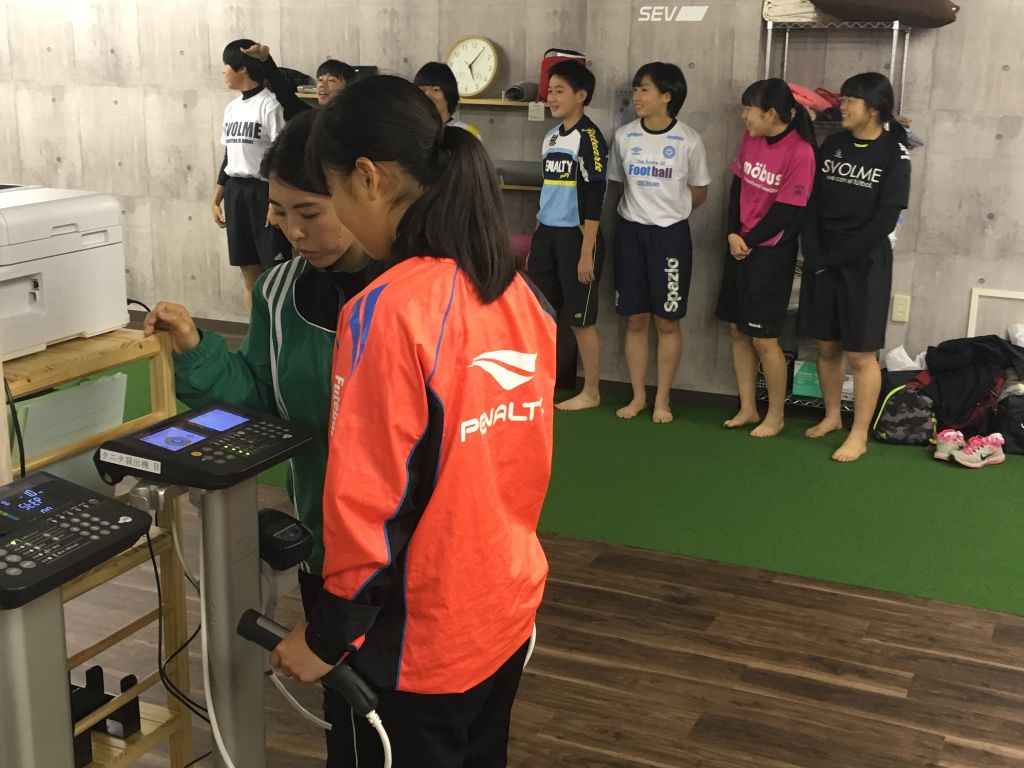 ジュニア選手の身体機能測定の様子