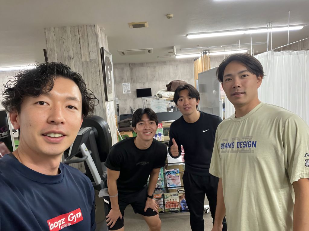 LOOPZ GYMスタッフと会員のセルフィー